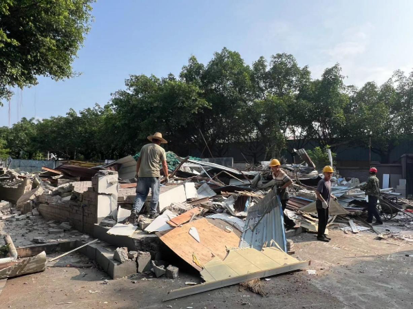堅(jiān)決清除不手軟！黃埔區(qū)拆除違法亂搭建棚屋.png